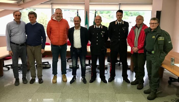 Il presidente Paolo Sartorio, al centro, con le istituzioni presenti alla presentazione del Piano di Indirizzo Forestale