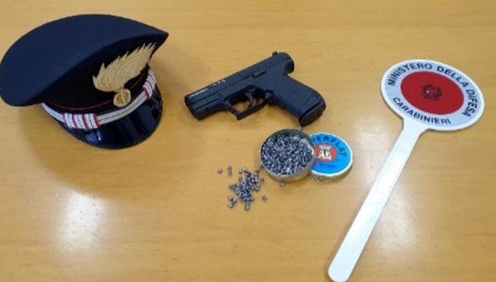 Lite di condominio ad Oggiona: punta la pistola in faccia al vicino, denunciato a piede libero