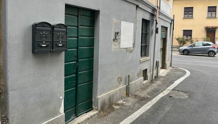 L'ingresso dell'abitazione della vittima in via Porro a Induno Olona dove si è consumata l'aggressione fatale L'ingresso dell'abitazione della vittima in via Porro a Induno Olona dove si è consumata l'aggressione fatale