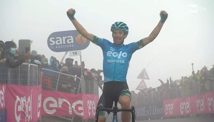 22 maggio 2021: Lorenzo Fortunato taglia il traguardo del Monte Zoncolan osannato dalla folla