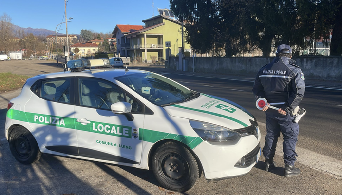 A zig zag per Luino con l'auto: la polizia locale lo ferma e lo trova con un tasso alcolemico quattro volte superiore ai limiti
