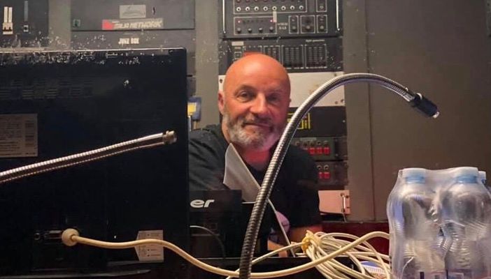 VIDEO. «Resterò barricato nella consolle della mia discoteca finché non mi ascolteranno»: protesta choc del proprietario del Trocadero di Domodossola