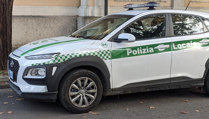 Scappa dopo un incidente, rintracciato dalla polizia locale per fuga e denunciato per omissione di soccorso