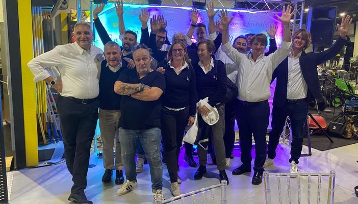 Diego Trogher insieme alla sua "squadra" e a Max Cavallari