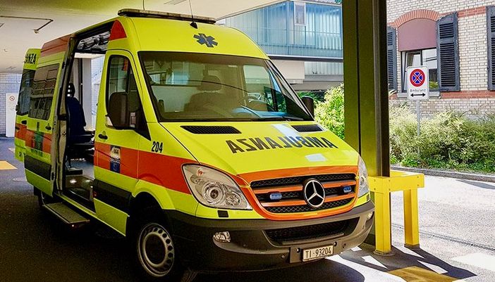 Caldo e afa, pericolo bagni nel lago: ottantenne svizzero rischia di affogare nel Maggiore in Ticino