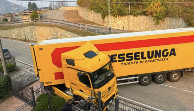 Laveno, Tir tenta l'inversione e resta bloccato in via Varese Laveno, Tir tenta l'inversione e resta bloccato in via Varese