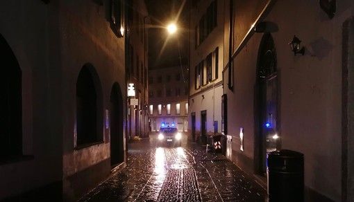 Verso una nuova stretta: ipotesi coprifuoco anticipato e ristoranti e negozi chiusi per le aree a rischio