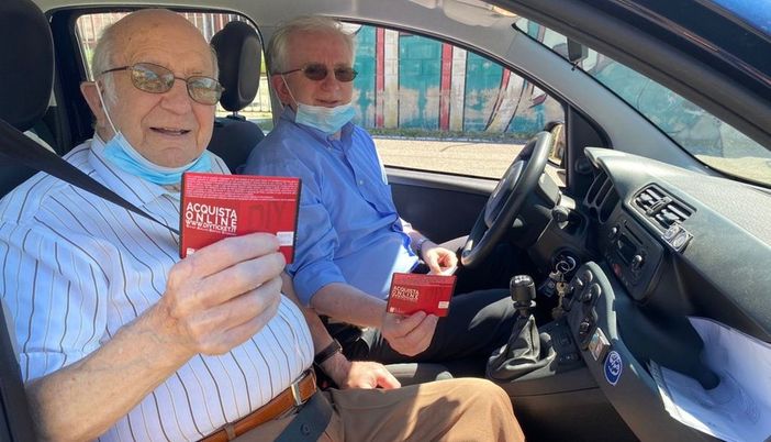 Luciano Bonvini con papà Pietro, 96 anni, dopo l'acquisto dei biglietti in prevendita l'anno scorso al Franco Ossola per la prima gara dopo 8 mesi in presenza del pubblico, contro il Bra. Loro non sono mai mancati Luciano Bonvini con papà Pietro, 96 anni, dopo l'acquisto dei biglietti in prevendita l'anno scorso al Franco Ossola per la prima gara dopo 8 mesi in presenza del pubblico, contro il Bra. Loro non sono mai mancati