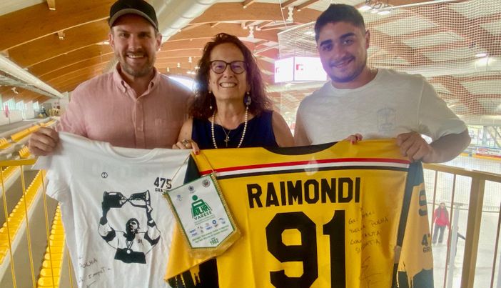 Daniela Colonna Preti tra Edoardo Raimondi e Alessio Piroso che hanno donato alla presidentessa della Polha una parte del ricavato della festa d'addio all'hockey del numero 91 giallonero Daniela Colonna Preti tra Edoardo Raimondi e Alessio Piroso che hanno donato alla presidentessa della Polha una parte del ricavato della festa d'addio all'hockey del numero 91 giallonero