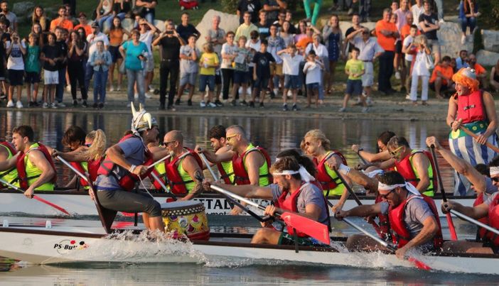 Gli atleti degli otto rioni di Sesto Calende pronti a sfidarsi sui dragonboat per il Palio Sestese