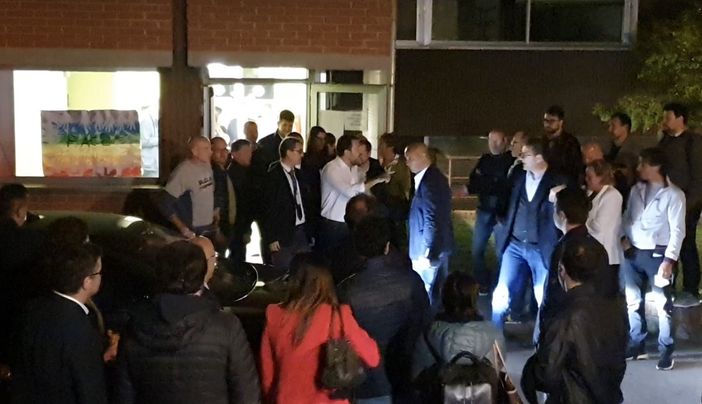 Salvini tra i militanti all'uscita dall'assemblea