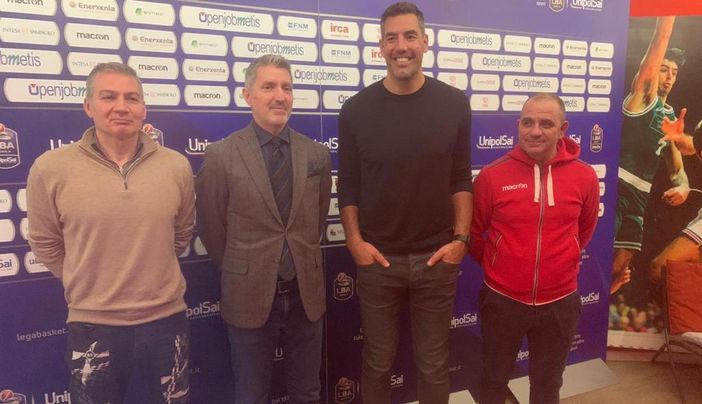 Il neo gm biancorosso Michael Arcieri. Sotto nella gallery è tra Oioli, Scola e Ferraiuolo Il neo gm biancorosso Michael Arcieri. Sotto nella gallery è tra Oioli, Scola e Ferraiuolo