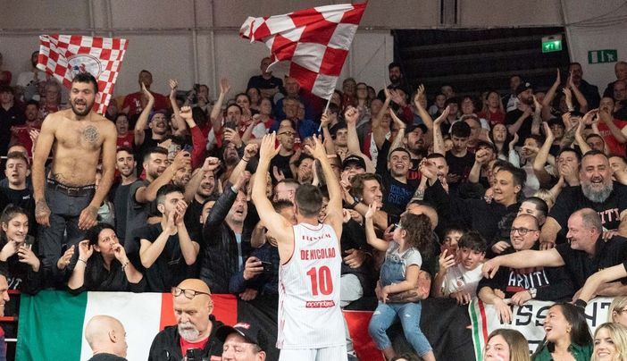 Andrea De Nicolao sotto la curva: ultima presenza in biancorosso per lui? (foto Fabio Averna)