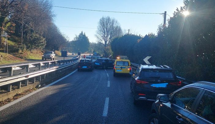 Le immagini dell'incidente sulla superstrada 629 a Travedona Monate