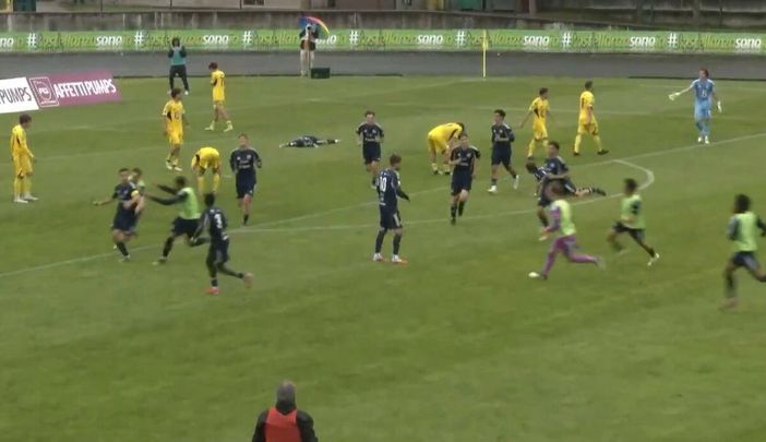 Varesina di nuovo avanti. L'esultanza dopo il gol di Manicone