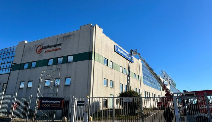 L'intervento dei vigili del fuoco per il tetto scoperchiato dal vento della ditta Italtransport di Cassano Magnago