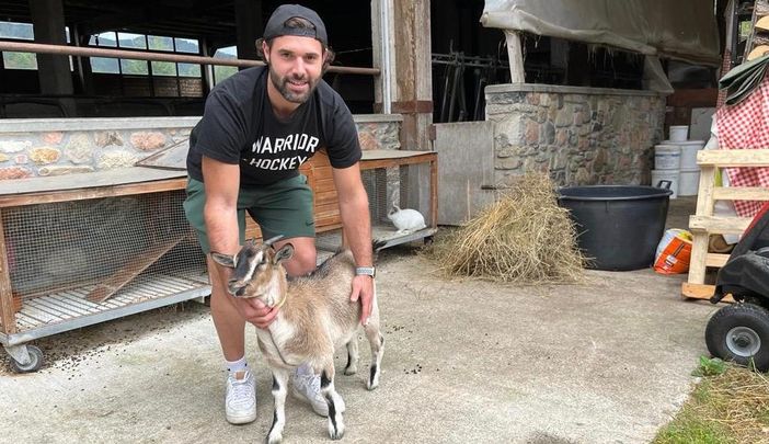 Lorenzo Piccinelli, 30 anni oggi, insieme al capretto Valentino nato, ovviamente, lo scorso 14 febbraio Lorenzo Piccinelli, 30 anni oggi, insieme al capretto Valentino nato, ovviamente, lo scorso 14 febbraio