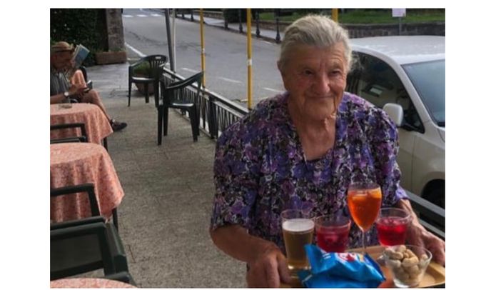 Anna nel suo bar una bellissima foto postata dalla figlia Cristina