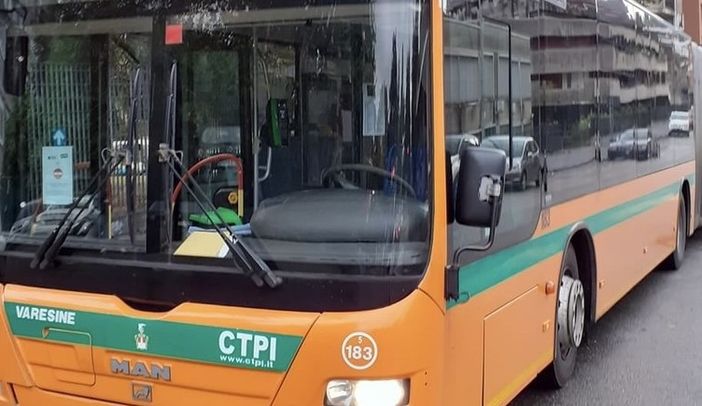 Autobus carico di studenti urta una donna in via Sacco: scattano i soccorsi in pieno centro Autobus carico di studenti urta una donna in via Sacco: scattano i soccorsi in pieno centro