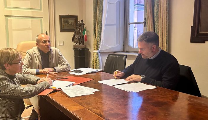 La foto inviata dalla Varese Turf &amp; Sport con la firma di ieri in Comune