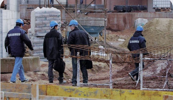 Norme non rispettate e operai "in nero" in cantiere: cinque denunce e duecentomila euro di multa Norme non rispettate e operai "in nero" in cantiere: cinque denunce e duecentomila euro di multa
