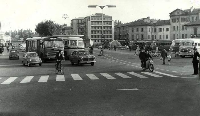 La fermata degli autobus di piazzale Kennedy torna al passato. Capolinea di fronte alla stazione Fs, come era una volta