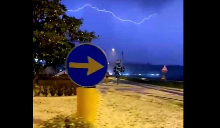 Nell'incredibile foto di Daniele Ruspini via NaturalMeteo si vede di tutto: chicchi bianchi con un fulmine nel cielo nella folle notte del 27 novembre