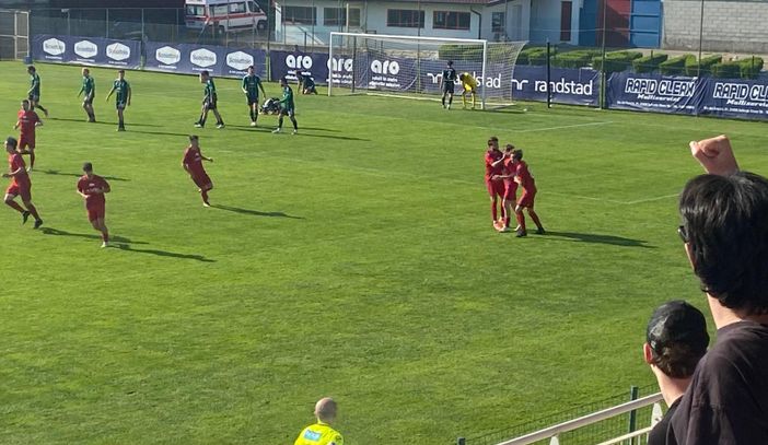 Tutti su Sassi dopo l'1-1 del 96'. Sotto le società di piccolini che fanno parte del progetto Academy e i colori del tifo rossoblù in tribuna