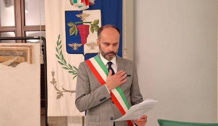 Il giuramento del sindaco di Caravate Nicola Tardugno