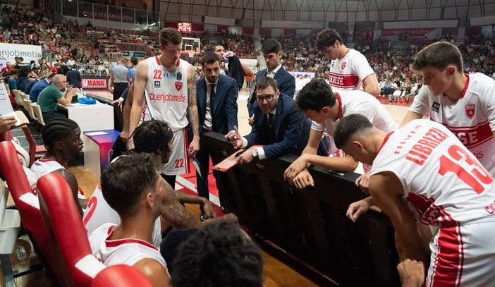 Coach Bialaszewski e la sua squadra durante un timeout (foto Fabio Averna) Coach Bialaszewski e la sua squadra durante un timeout (foto Fabio Averna)
