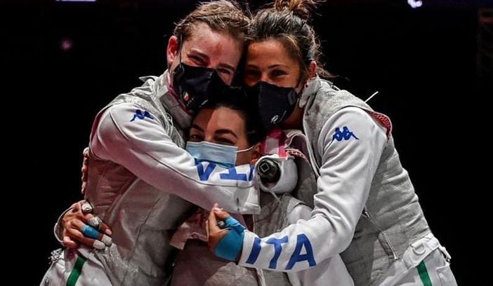 L'abbraccio finale delle nostre ragazze (foto tratta dalla pagina Facebook ufficiale della Federazione italiana Scherma)