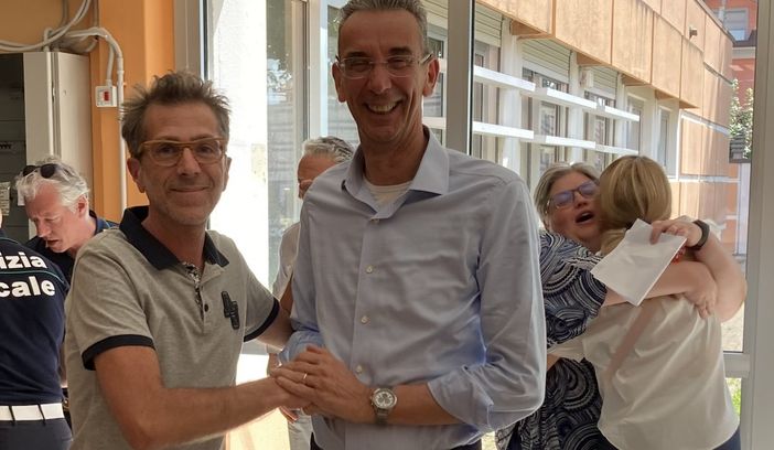 Luca Vergani stringe la mano al vincitore, Marco Scazzosi