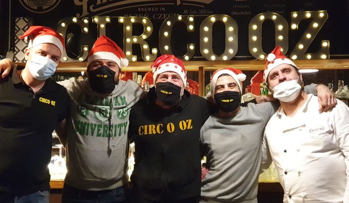 La "famiglia" del Circo Oz in versione natalizia