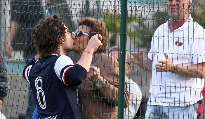IL BACIO DELLA VARESINA - Max Di Caro bacia nonna Ebe dopo il gol della promozione in Eccellenza: lo spirito e l'identità della Varesina restano intatti, impossibili da tradire per chiunque, e sono racchiusi in questa immagine di Enrico Scaringi