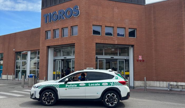 Derubavano i clienti del Tigros di Arcisate: denunciate tre donne straniere, una era incinta Derubavano i clienti del Tigros di Arcisate: denunciate tre donne straniere, una era incinta