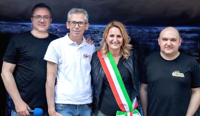 I fondatori di Radio Village Network Stefano Tibiletti, Paolo Gheller ed Emanuele Malnati con il Sindaco di Bodio Eleonora Paolelli I fondatori di Radio Village Network Stefano Tibiletti, Paolo Gheller ed Emanuele Malnati con il Sindaco di Bodio Eleonora Paolelli