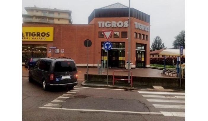 La segnaletica posizionata erroneamente a Giubiano La segnaletica posizionata erroneamente a Giubiano