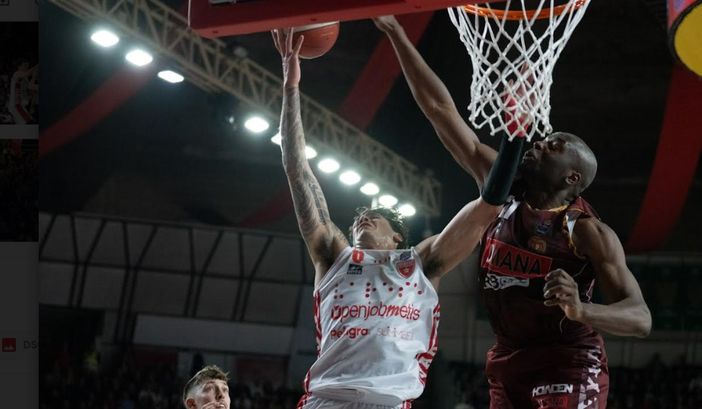 Scott Ulaneo stoppato da Mfiondu Kabengele (foto Fabio Averna) Scott Ulaneo stoppato da Mfiondu Kabengele (foto Fabio Averna)