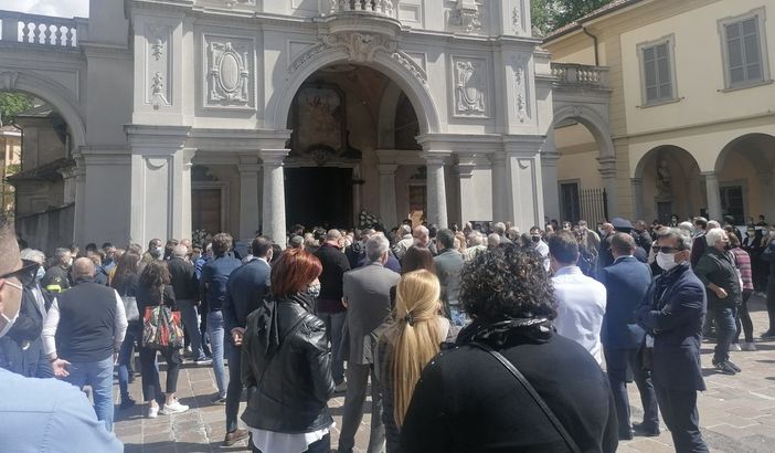 A Induno l'ultimo saluto ad Alessandro: «Ora ti troveremo guardando verso quel cielo che amavi»