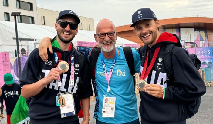 Roberto Bof, in mezzo a Lorenzo Bernard e Davide Plebani, medaglie di bronzo nell'inseguimento in tandem del ciclismo su pista Roberto Bof, in mezzo a Lorenzo Bernard e Davide Plebani, medaglie di bronzo nell'inseguimento in tandem del ciclismo su pista