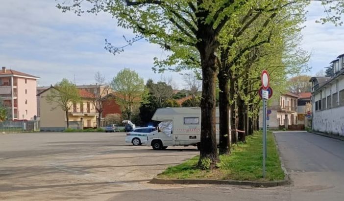 Uomo trovato senza vita in un camper al parco