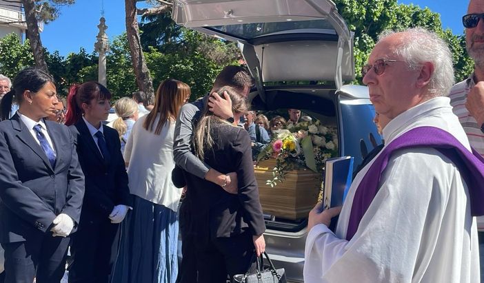 Le immagini del funerale di Mariagrazia Brovelli celebrati ad Angera