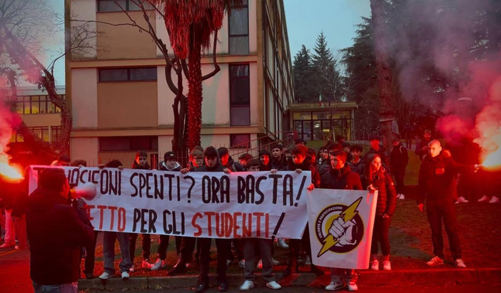 La protesta del Blocco Studentesco davanti all'Itet Daverio di Varese