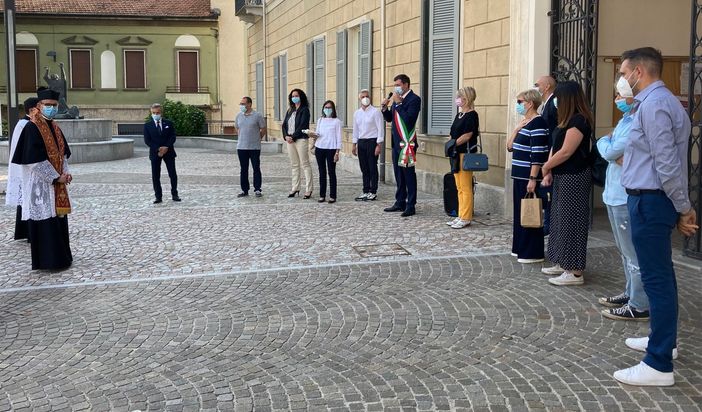 L'incontro con il sindaco e i consiglieri comunali di Gorla Maggiore. Sotto: i bambini dell'asilo cantano per don Valentino Viganò