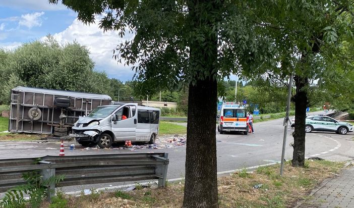 FOTO. Busto, incidente in via per Fagnano. Autocarro ribaltato e traffico in tilt FOTO. Busto, incidente in via per Fagnano. Autocarro ribaltato e traffico in tilt