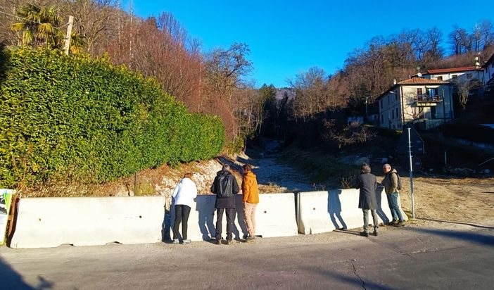 Il sopralluogo dei tecnici regionali e del sindaco nella zona del ponte di via San Vito a Luvinate