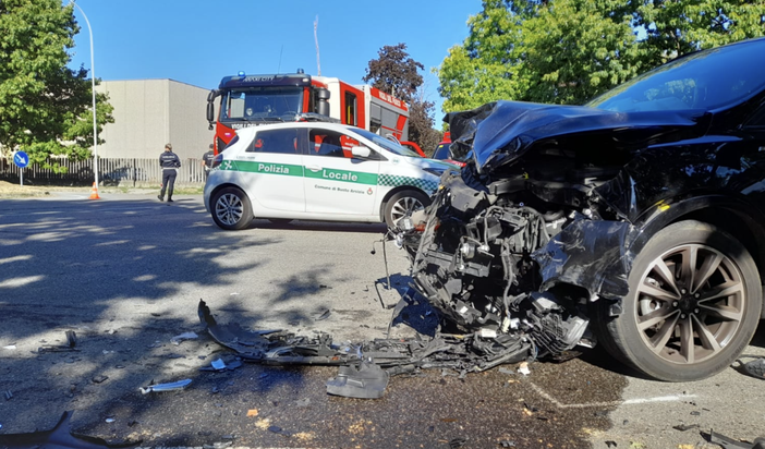 Le immagini delle auto dopo l'incidente (foto Stefano Tosi) Le immagini delle auto dopo l'incidente (foto Stefano Tosi)
