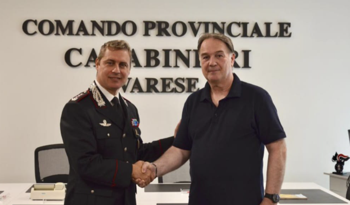 Il luogotenente Ghezzi riceve il saluto del comandante provinciale dei carabinieri, colonnello Marco Gagliardo Il luogotenente Ghezzi riceve il saluto del comandante provinciale dei carabinieri, colonnello Marco Gagliardo