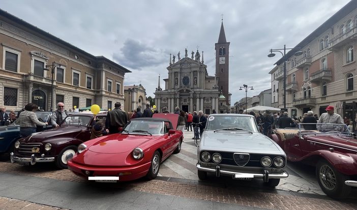 VIDEO E FOTO. Le auto d'epoca colorano Busto: una domenica di passione senza tempo