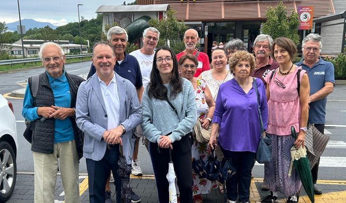 Gli esponenti di "Vivere Gavirate" Lucchina e Bisanti con un gruppo di cittadini residenti nella zona del nuovo polo commerciale e delle scuole medie Gli esponenti di "Vivere Gavirate" Lucchina e Bisanti con un gruppo di cittadini residenti nella zona del nuovo polo commerciale e delle scuole medie